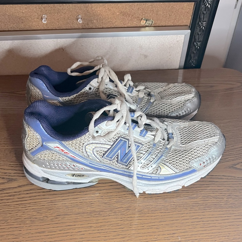 New Balance (7.5) athletic shoes